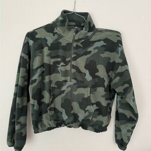 NWOT Old Navy Active Camouflage Pullover 1/4 zip w front pocket. Girls XL